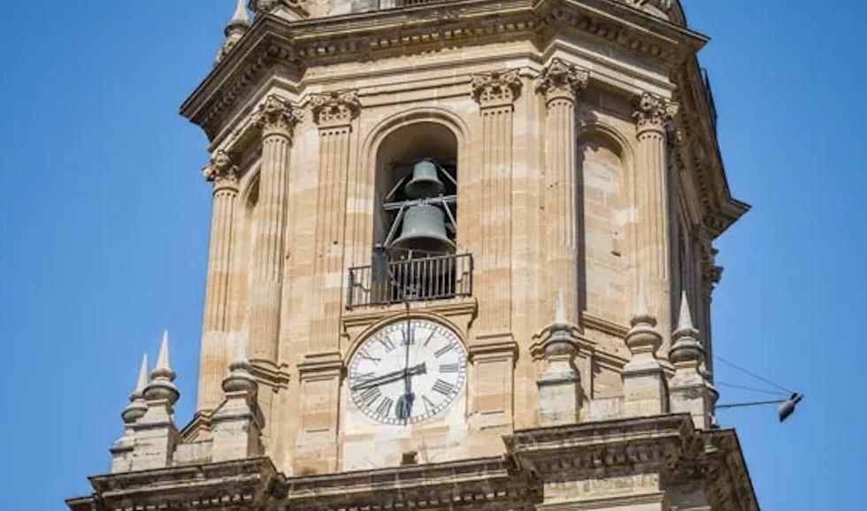 Las campanas de las iglesias de Málaga doblan por el fallecimiento del Papa