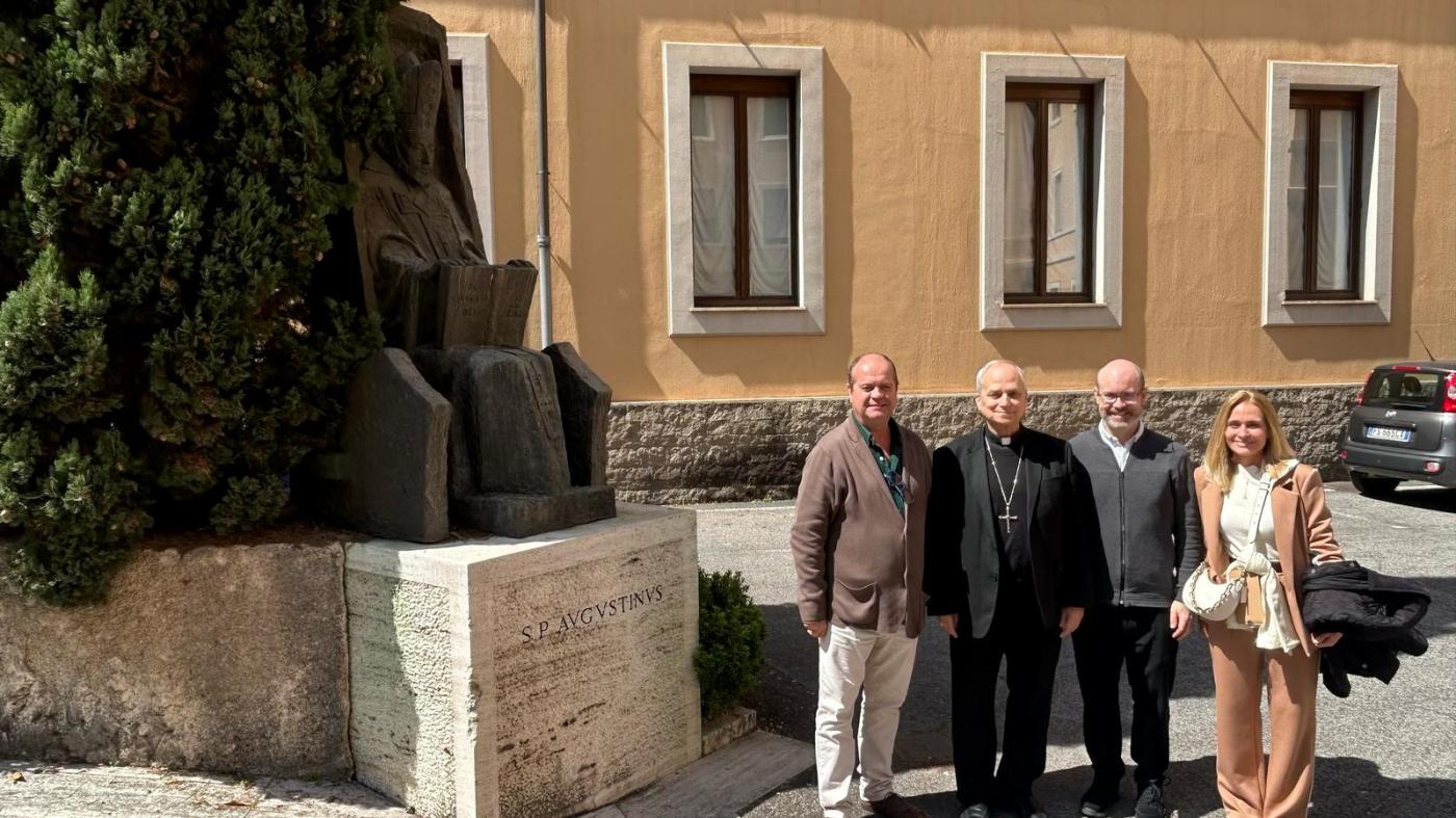 Pablo Pastor y Mercedes Sánchez junto al cardenal Prevost y Javier Perez Barba, actualmente asistente general de la Orden para el Sur de Europa