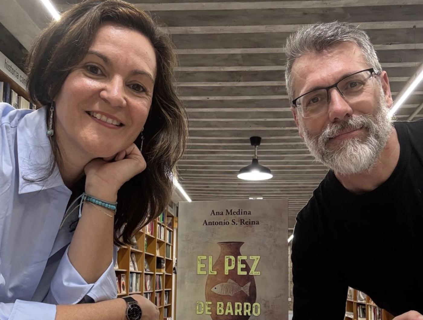 Ana Medina y Antonio Sánchez Reina posan con “El pez de barro”