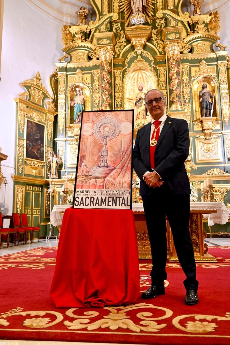 Javier Montero, hermano mayor de la Hermandad Sacramental de Marbella, en la presentación del cartel conmemorativo del V Centenario