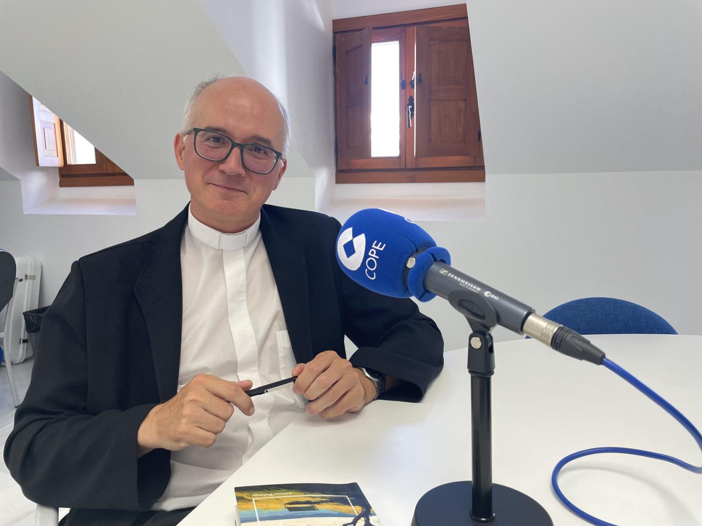 El sacerdote malagueño Alfonso Berlanga dedica su primera novela a los jóvenes