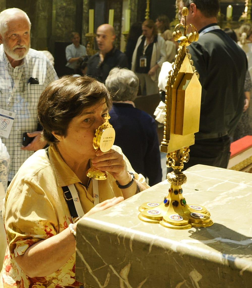 Entrega de la reliquia del P. Arnaiz al arzobispo de Valladolid, Mons. Luis Argüello