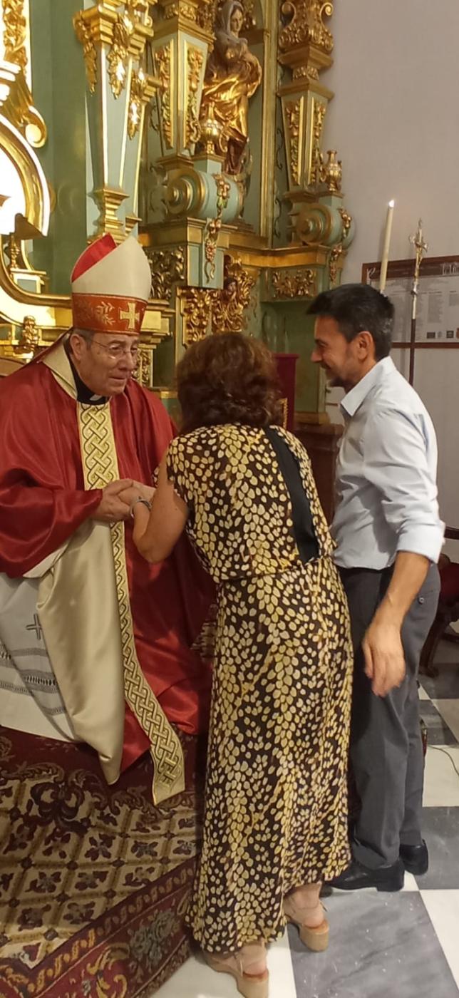 Adultos y niños de Álora reciben la confirmación en Pentecostés