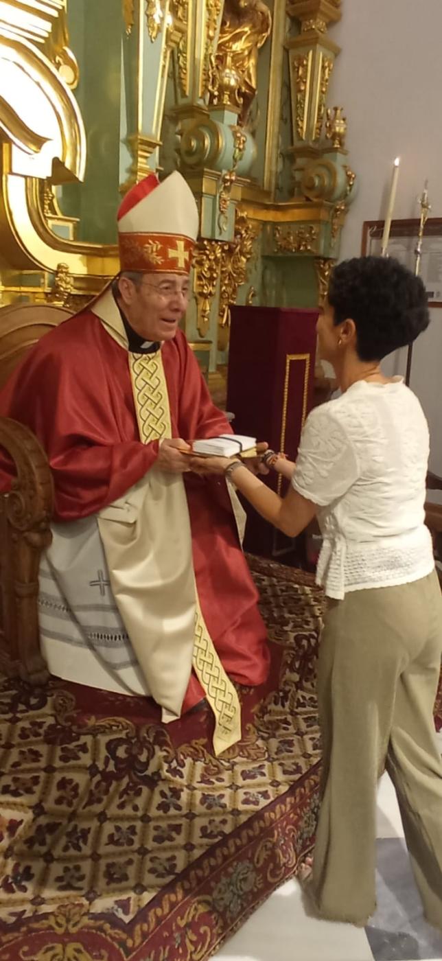 Adultos y niños de Álora reciben la confirmación en Pentecostés