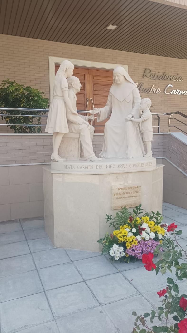 Imagen a la puerta de la residencia en calle Frigiliana