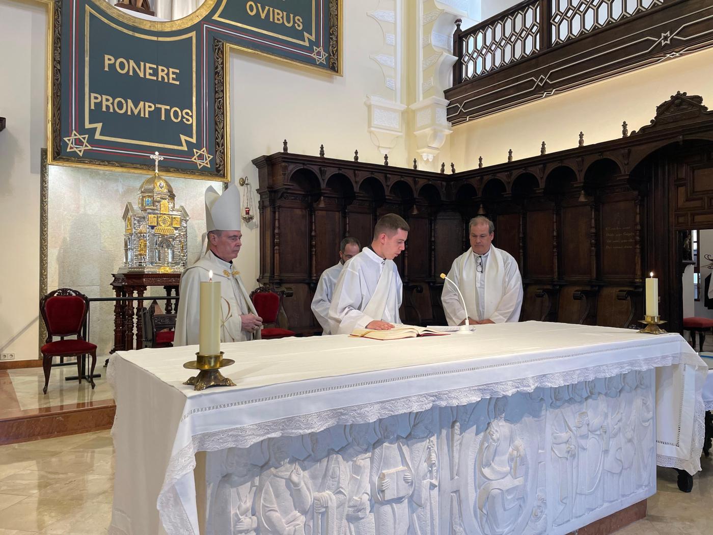 Los seminaristas Antonio del Río y José Ignacio Postigo profesaron la fe y firmaron las promesas en el encuentro para el clero