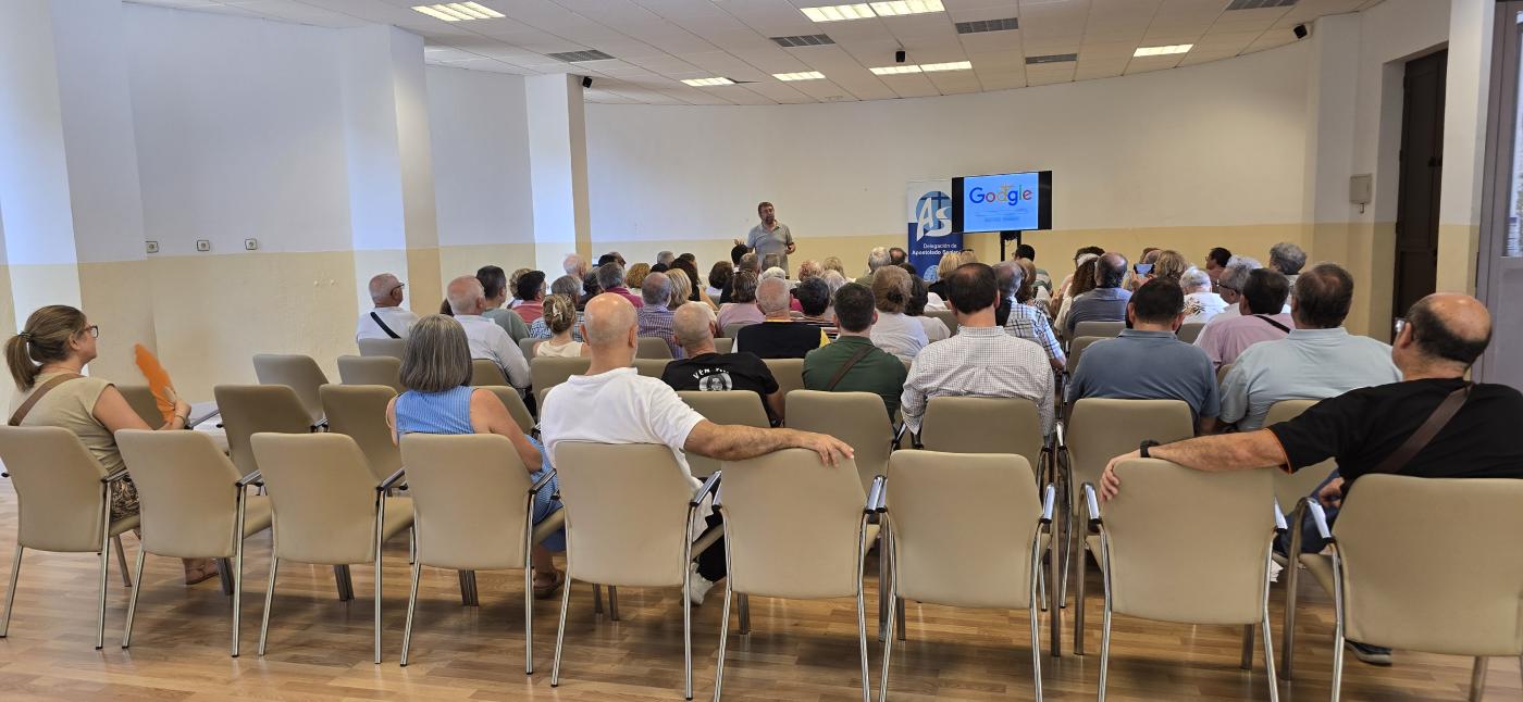 Los laicos comparten una mañana de testimonios, formación, oración y vida