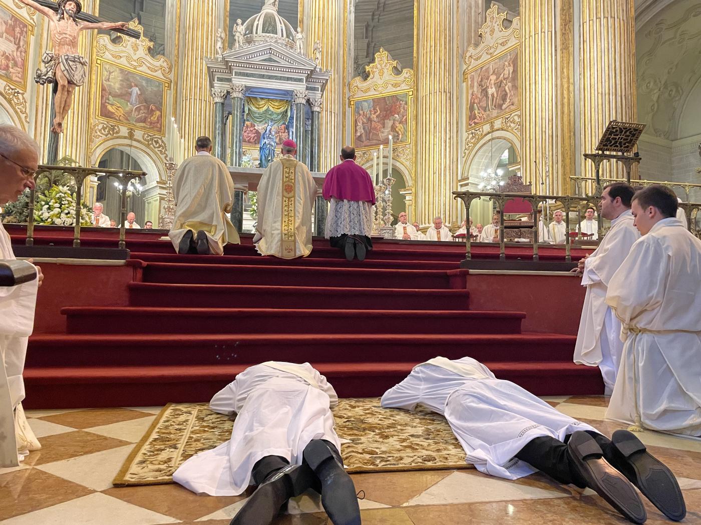Ordenación sacerdotal de Antonio del Río y José Ignacio Postigo en la Catedral de Málaga // E. LLAMAS