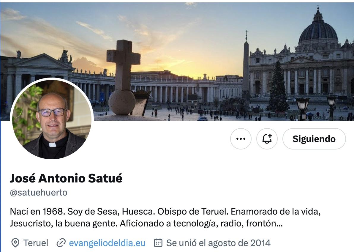 Mons. Satué, aficionado a la tecnología y conectado a las redes