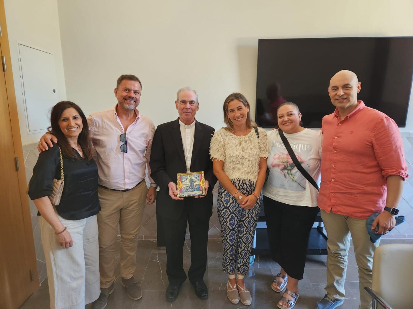 Mons. Catalá recibe al equipo médico de la UCI en la que estuvo ingresado