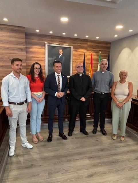 Firma del convenio del Obispado de Málaga con el Ayuntamiento de Torrox para la financiación del nuevo retablo de la Parroquia de la Encarnación de dicha localidad.