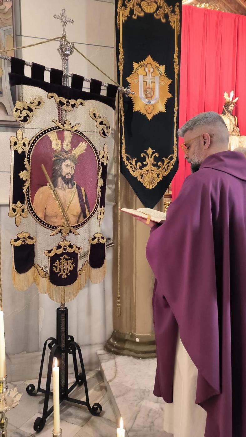 P. David Sevilla, en la bendición de un nuevo estandarte del Humillado