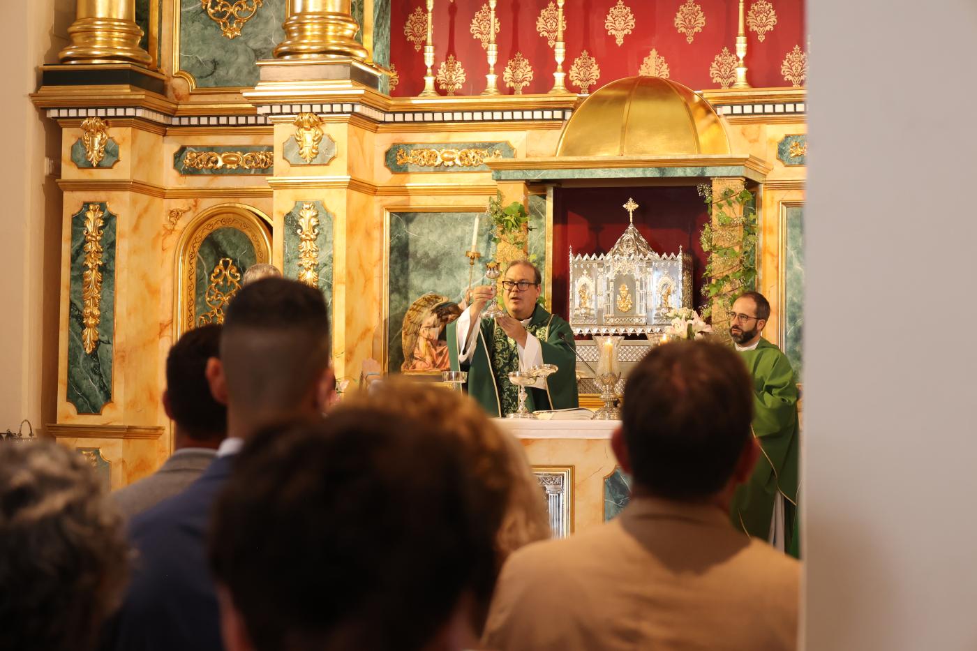 Torrox luce su nuevo retablo recién bendecido