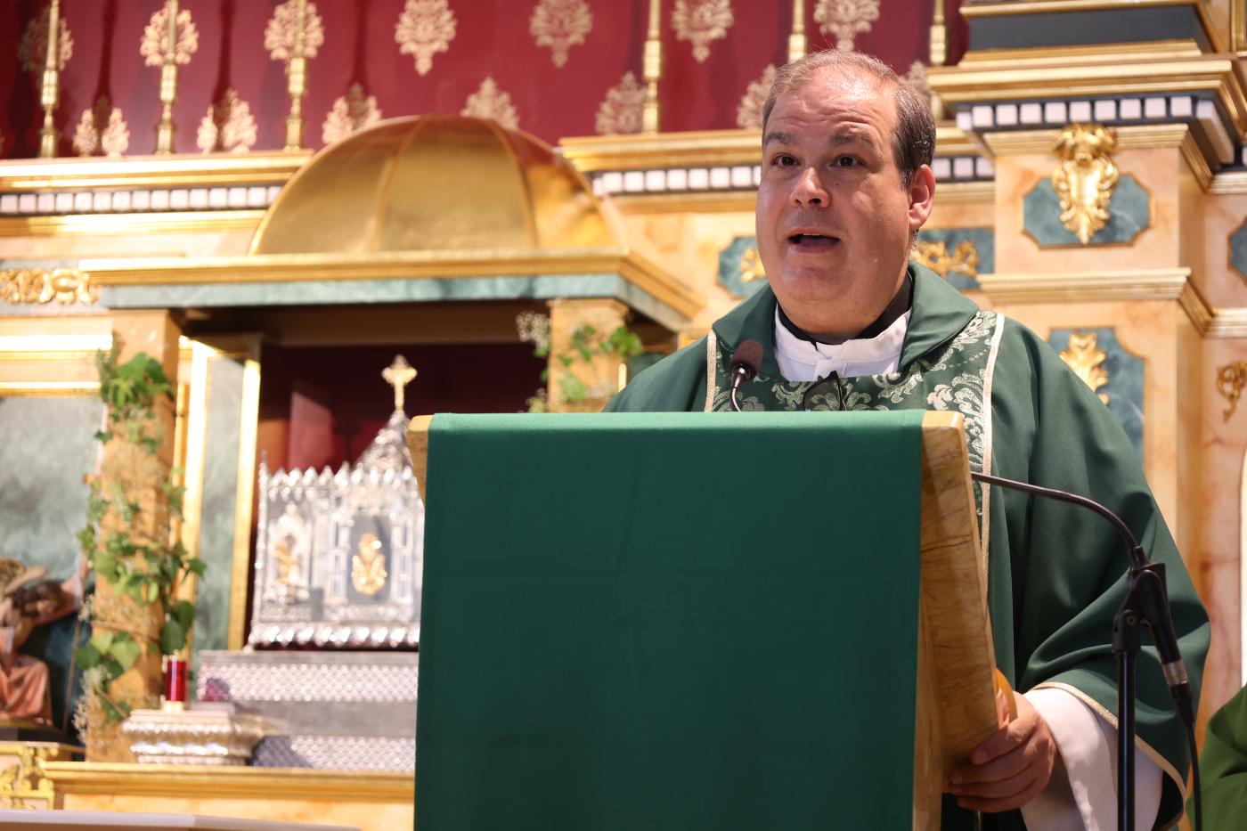 Torrox luce su nuevo retablo recién bendecido