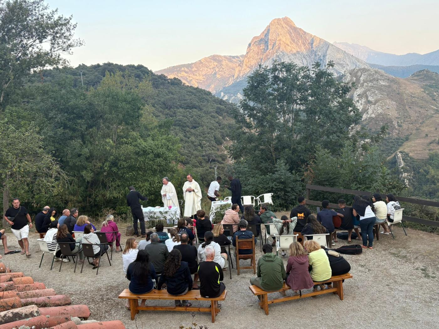 Misa de campaña de los peregrinos de la parroquia del Calvario de Marbella en el Camino Lebaniego