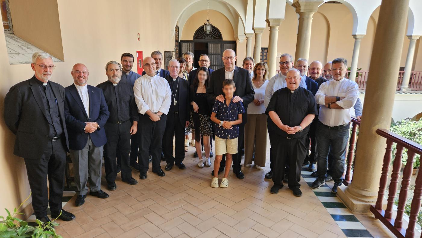 Mons. Satué con Mons. Catalá, el Consejo Episcopal, el Colegio de Consultores, miembros de la curia y amigos