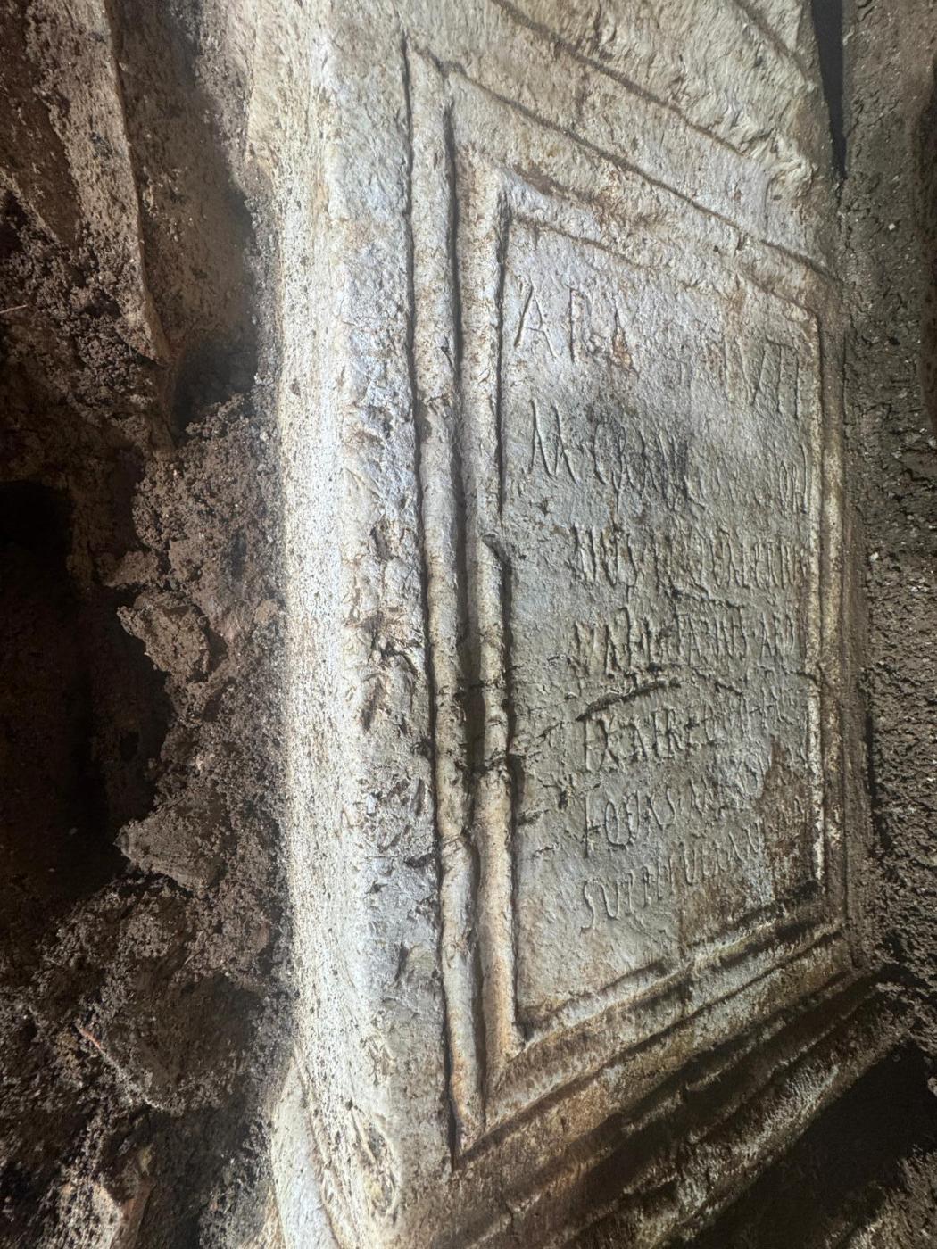 En el ara que ha aparecido en las excavaciones en la cripta de la iglesia del Sagrario aparece un texto epigráfico muy bien conservado