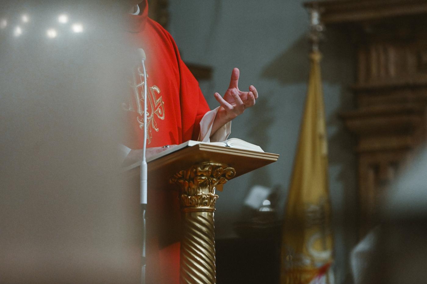 Cuando las manos de Mons. Satué  hablan