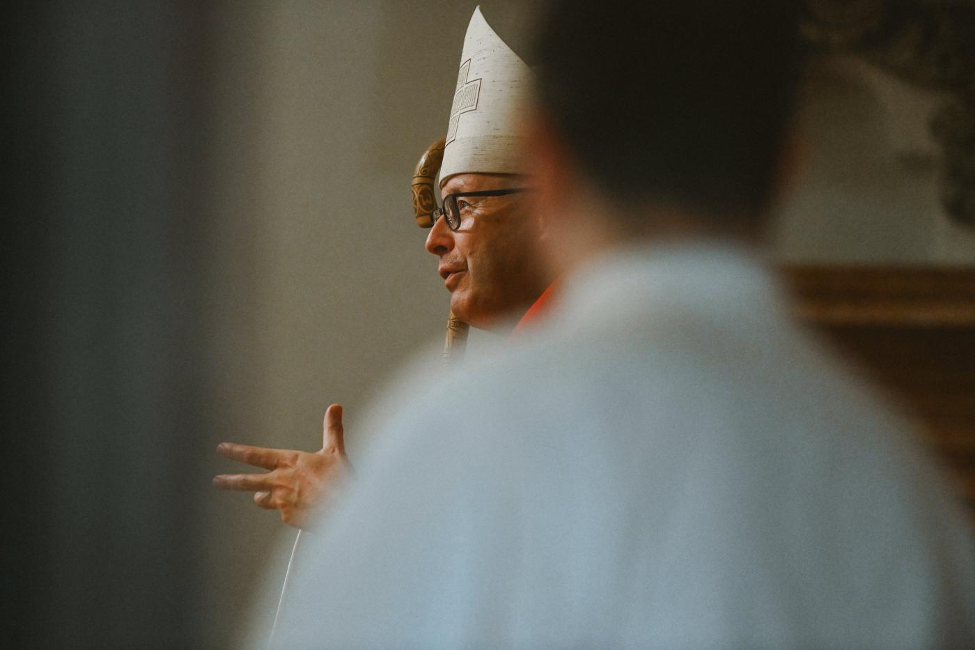 Cuando las manos de Mons. Satué  hablan