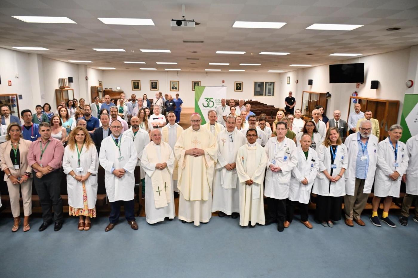 Mons. Satué con personal del Hospital Clínico y el equipo de capellanes y voluntarios