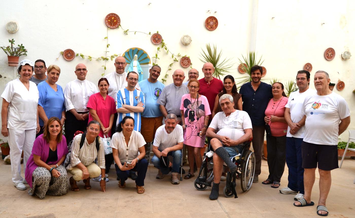 Mons. Satué en el Hogar para personas sin hogar Pozo Dulce