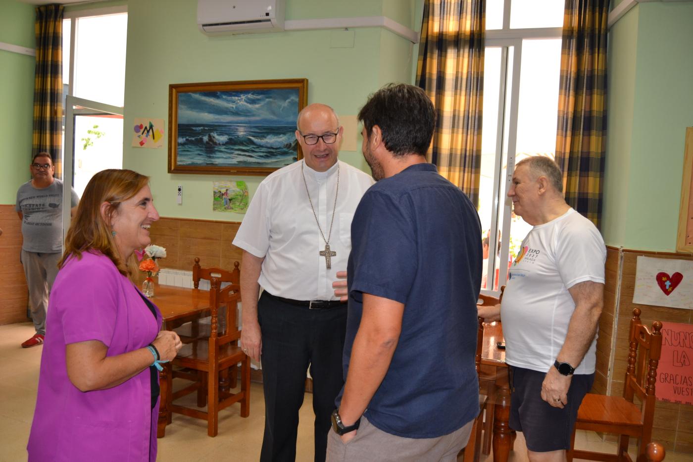 Mons. Satué en el Hogar para personas sin hogar Pozo Dulce