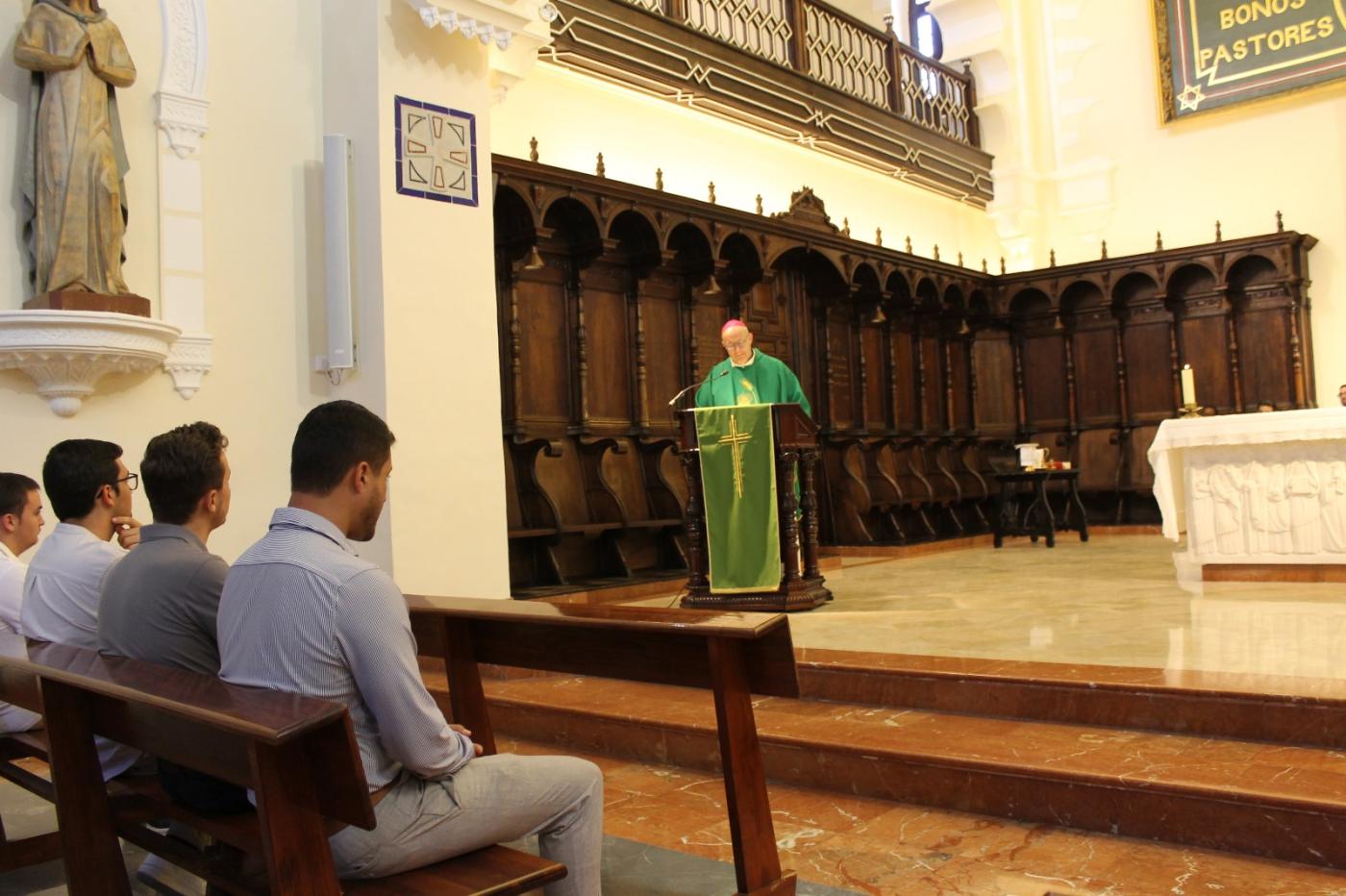 El Seminario diocesano recibe la visita del obispo