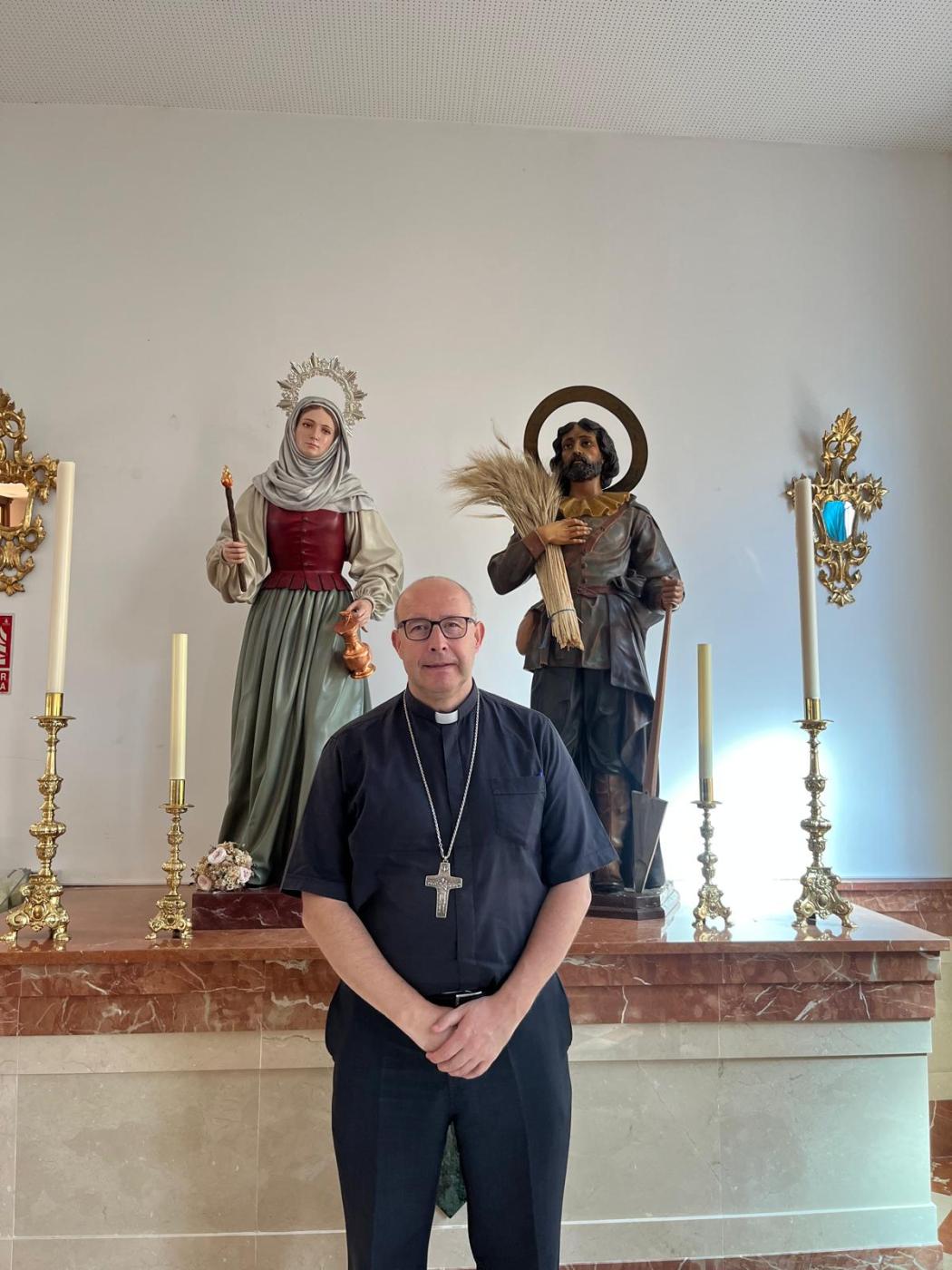 D. José Antonio ante las imágenes de san Isidro Labrador y santa María de la Cabeza