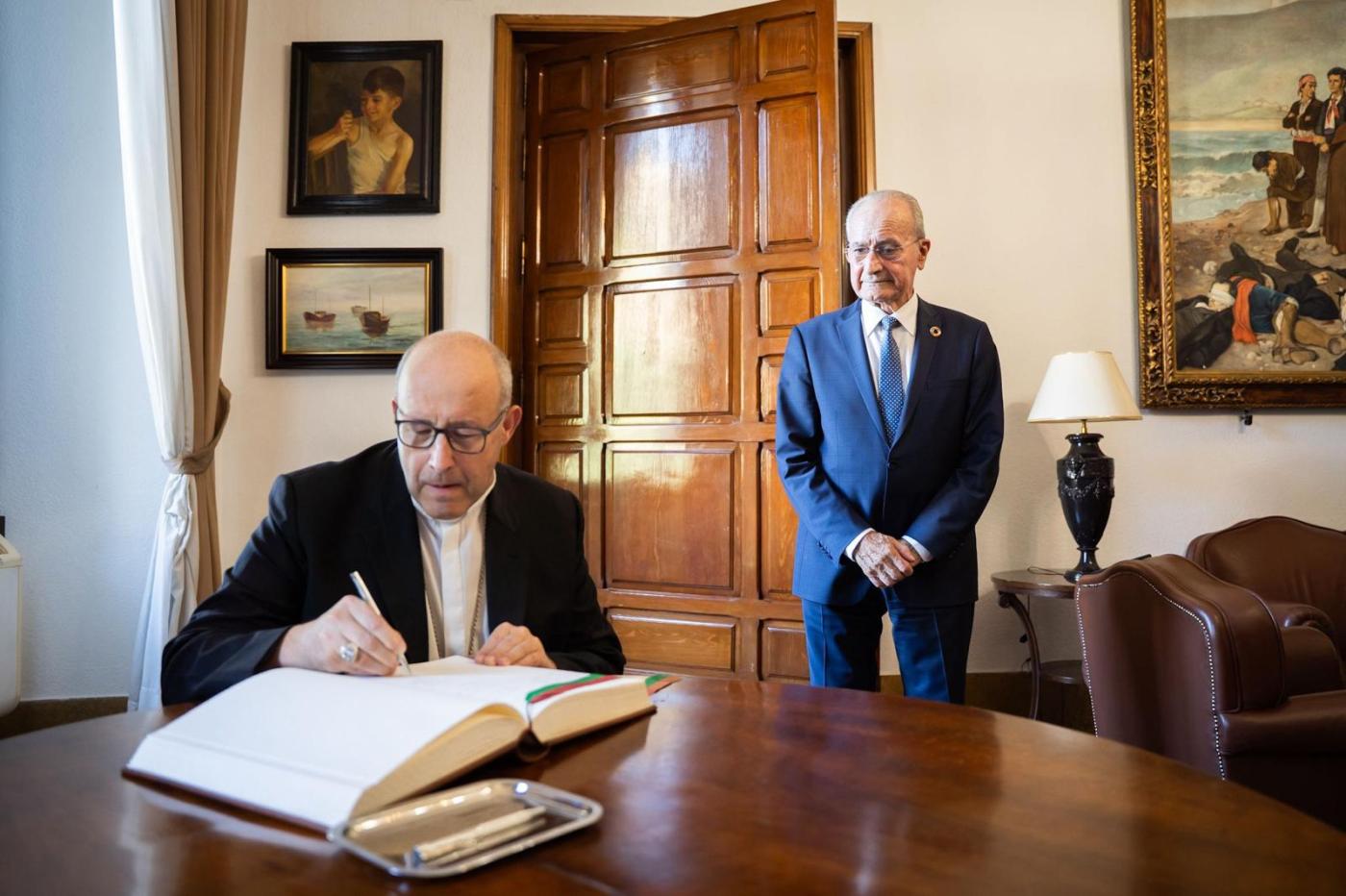 D. José Satué en su primera visita al Ayuntamiento de Málaga