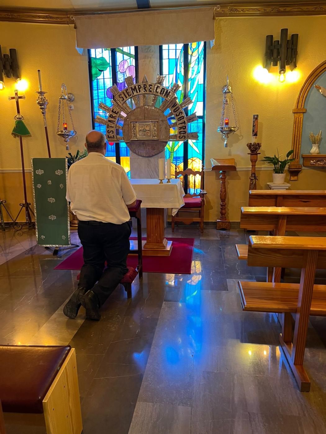 D. José Antonio orando ante el Sagrario de la parroquia de San Manuel González, en Mijas-Costa