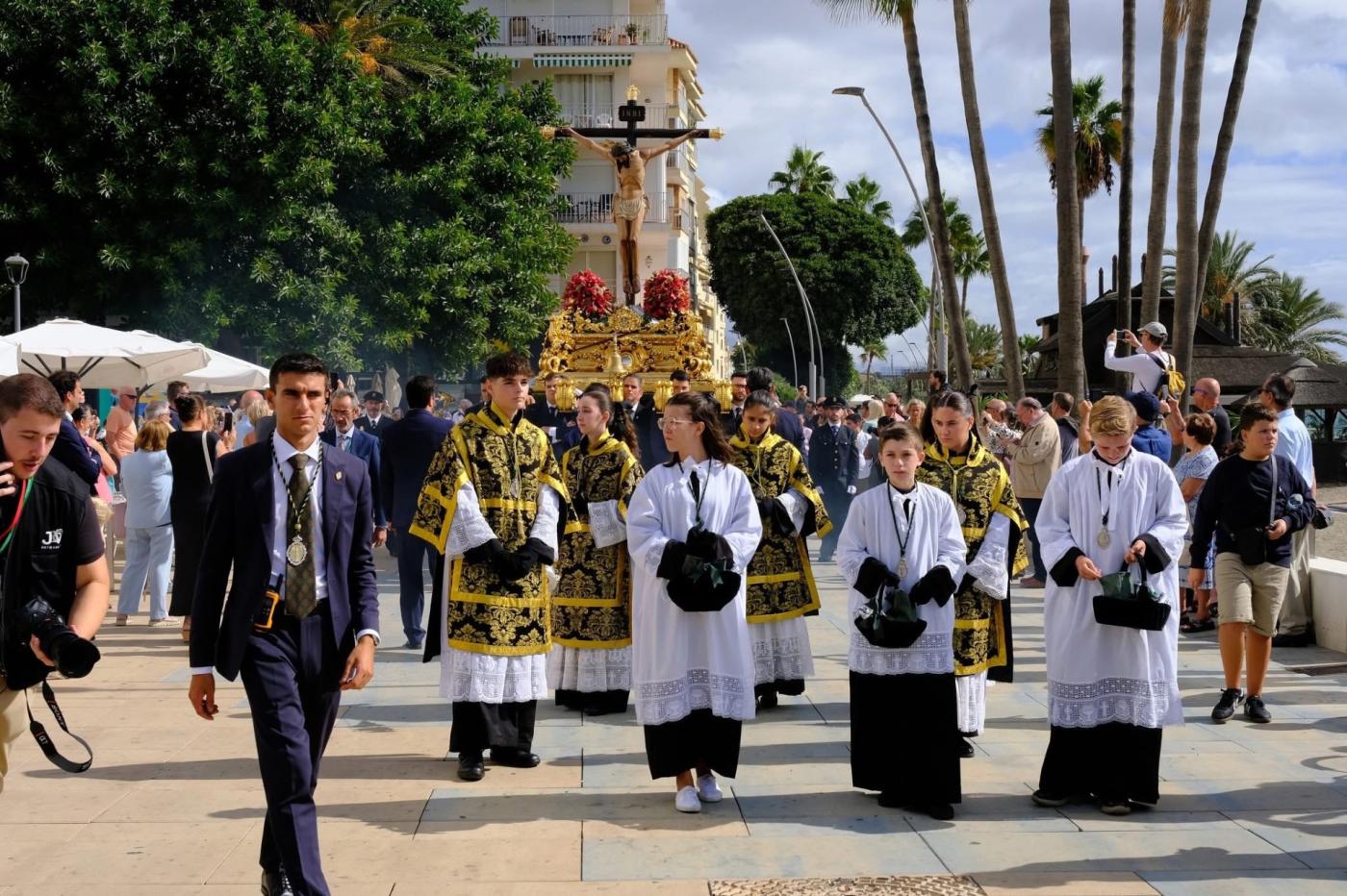 Estepona acogió a más de 500 hermanos de la Veracruz de España
