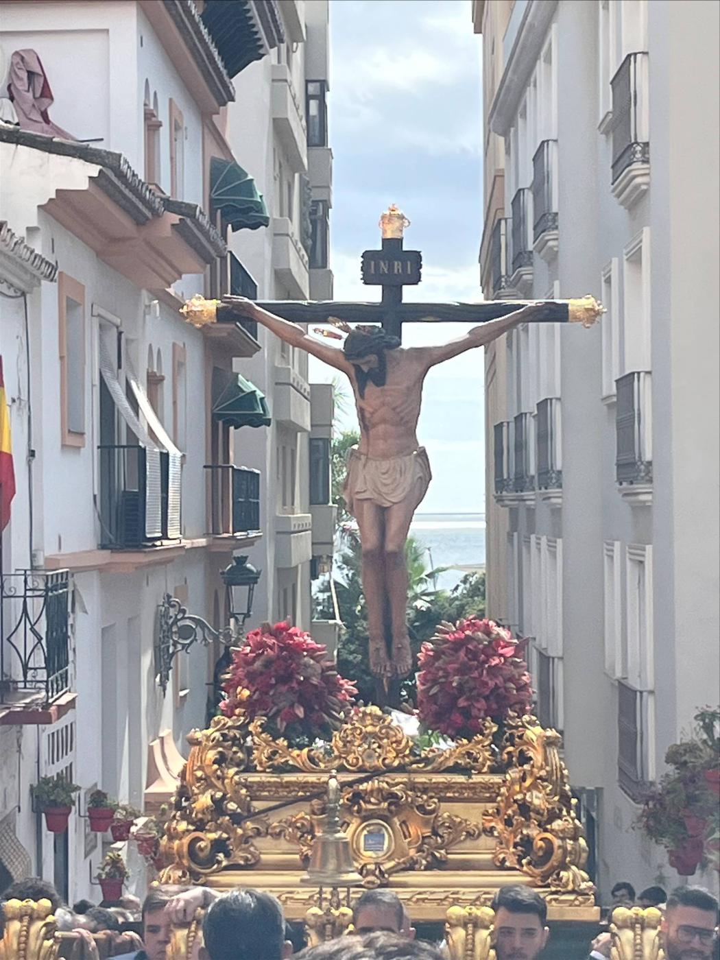 Estepona acogió a más de 500 hermanos de la Veracruz de España