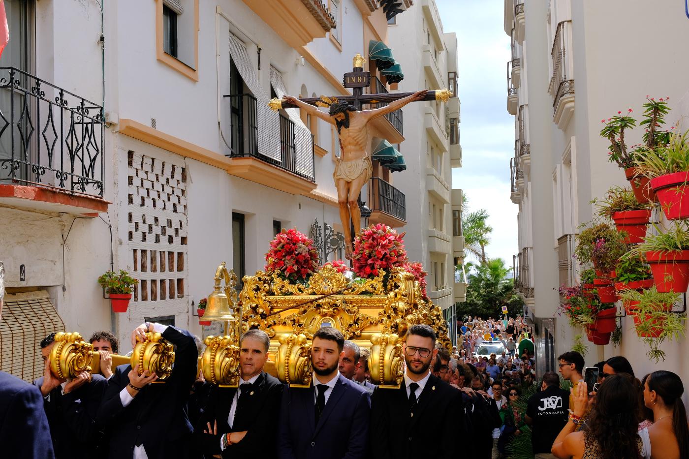 Estepona acogió a más de 500 hermanos de la Veracruz de España