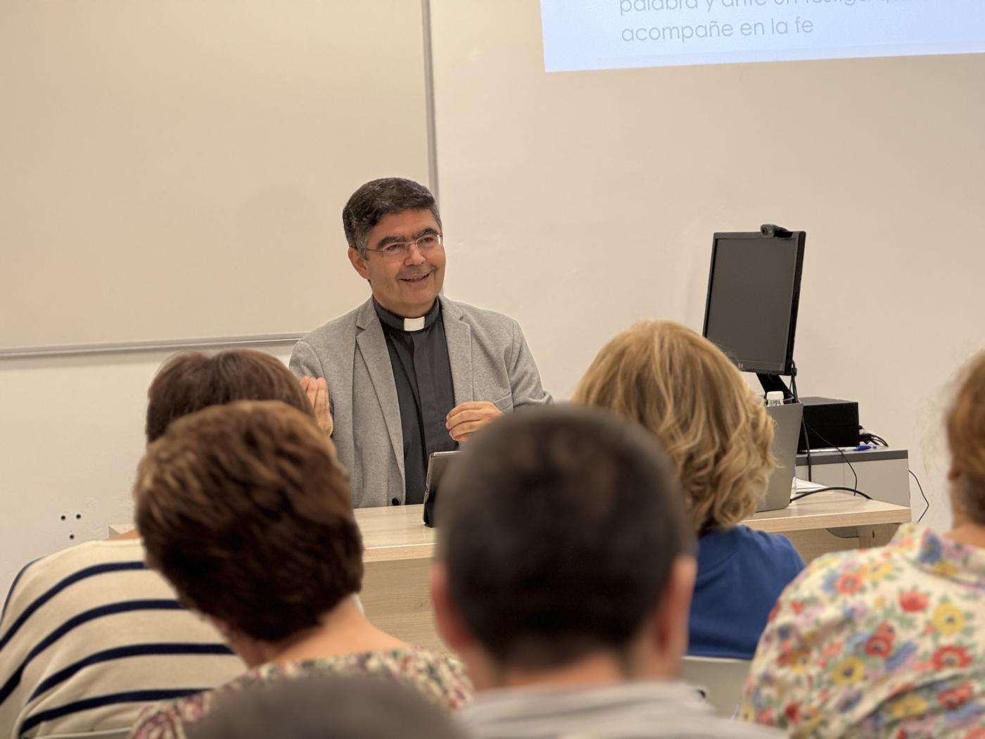 José Emilio Cabra se dirige a los asistentes en el transcurso de su ponencia