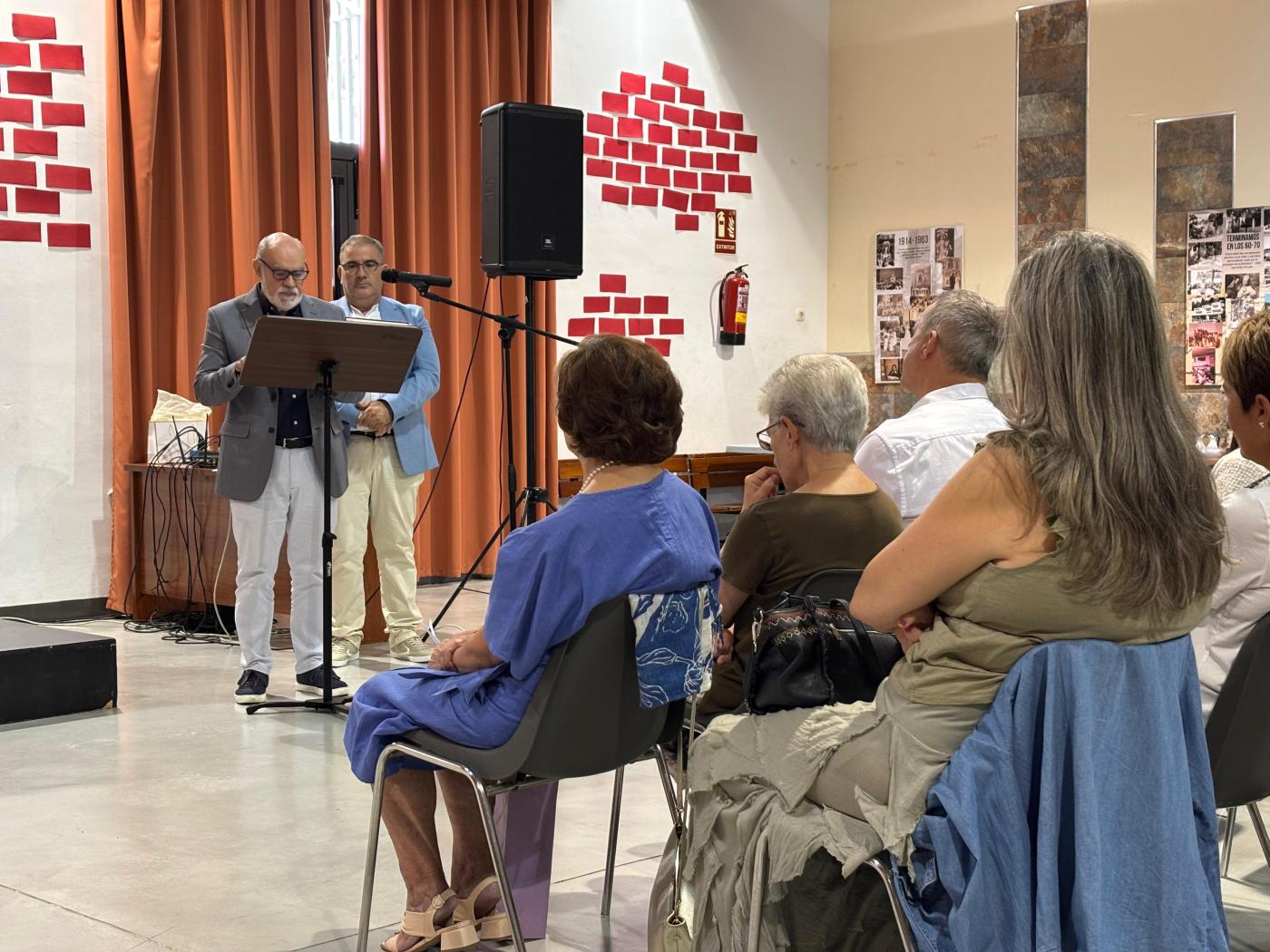 Agradecimiento a Carmen Velasco por su entrega