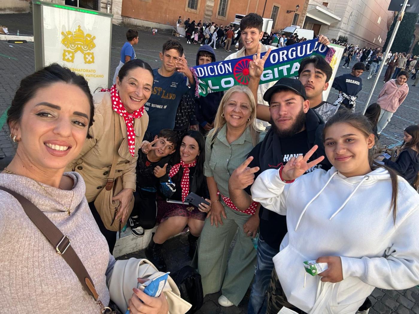 Las peregrinas malagueñas junto a los niños de los campamentos gitanos con los que almorzaron
