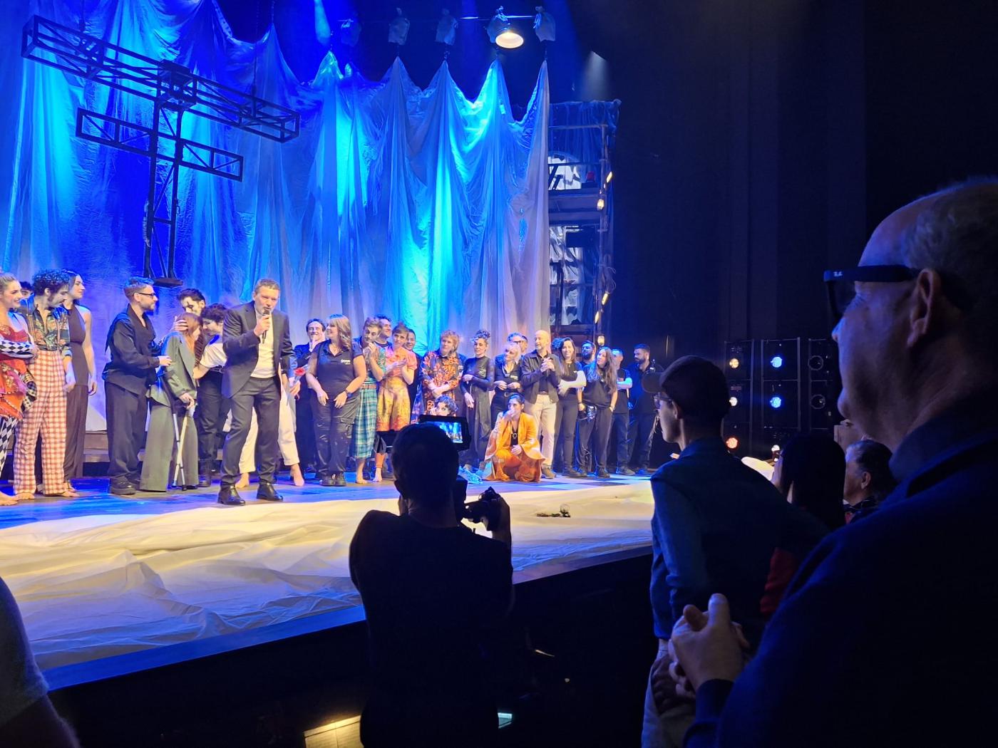 Saludo del reparto tras la representación