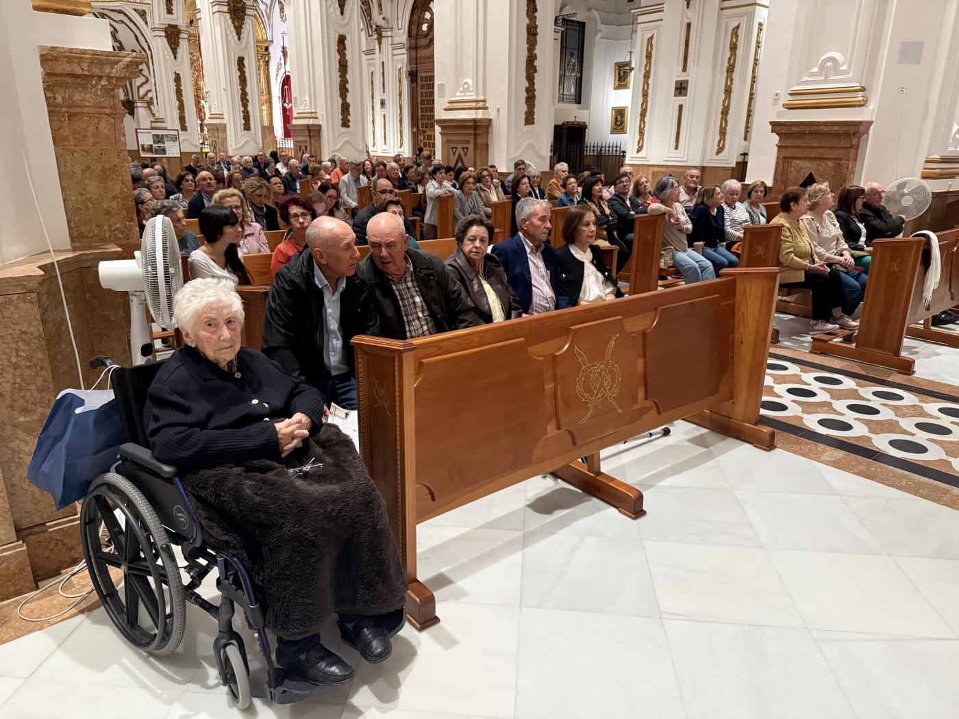 Eladia, hermana de José García Molina, junto a su familia, en primera fila