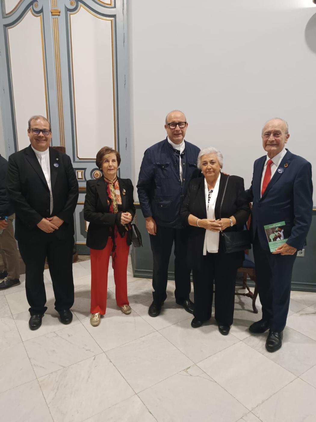 Mons. Satué junto al alcalde y el equipo de Manos Unidas Málaga