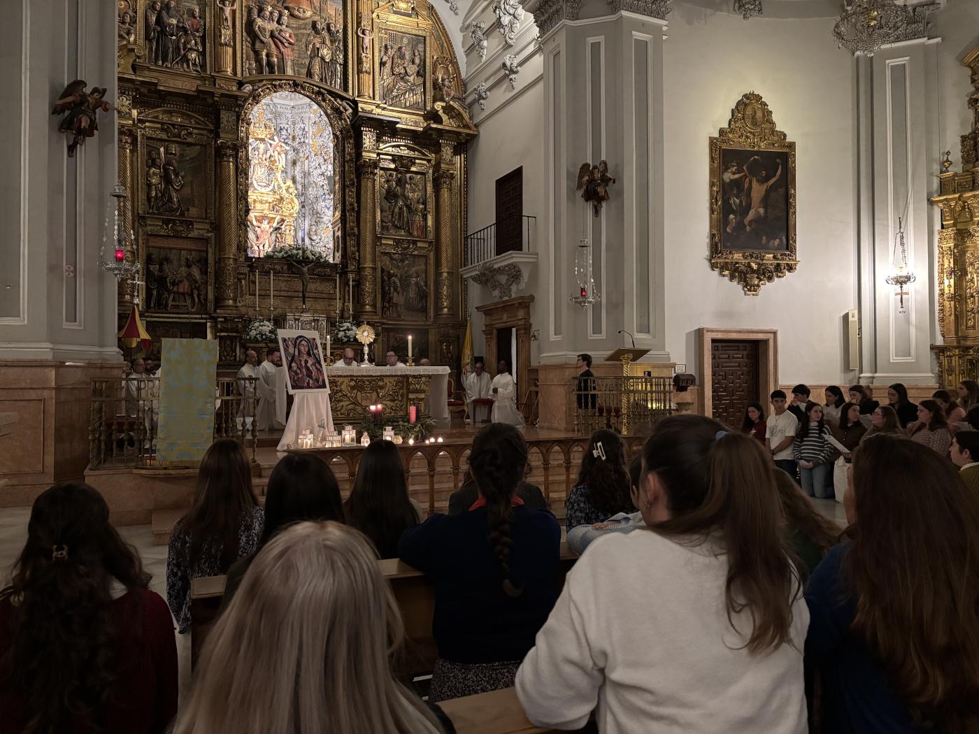 Mons. Satué a los jóvenes: «Alégrate, confía y ofrécete. El sí de María cambió la historia»