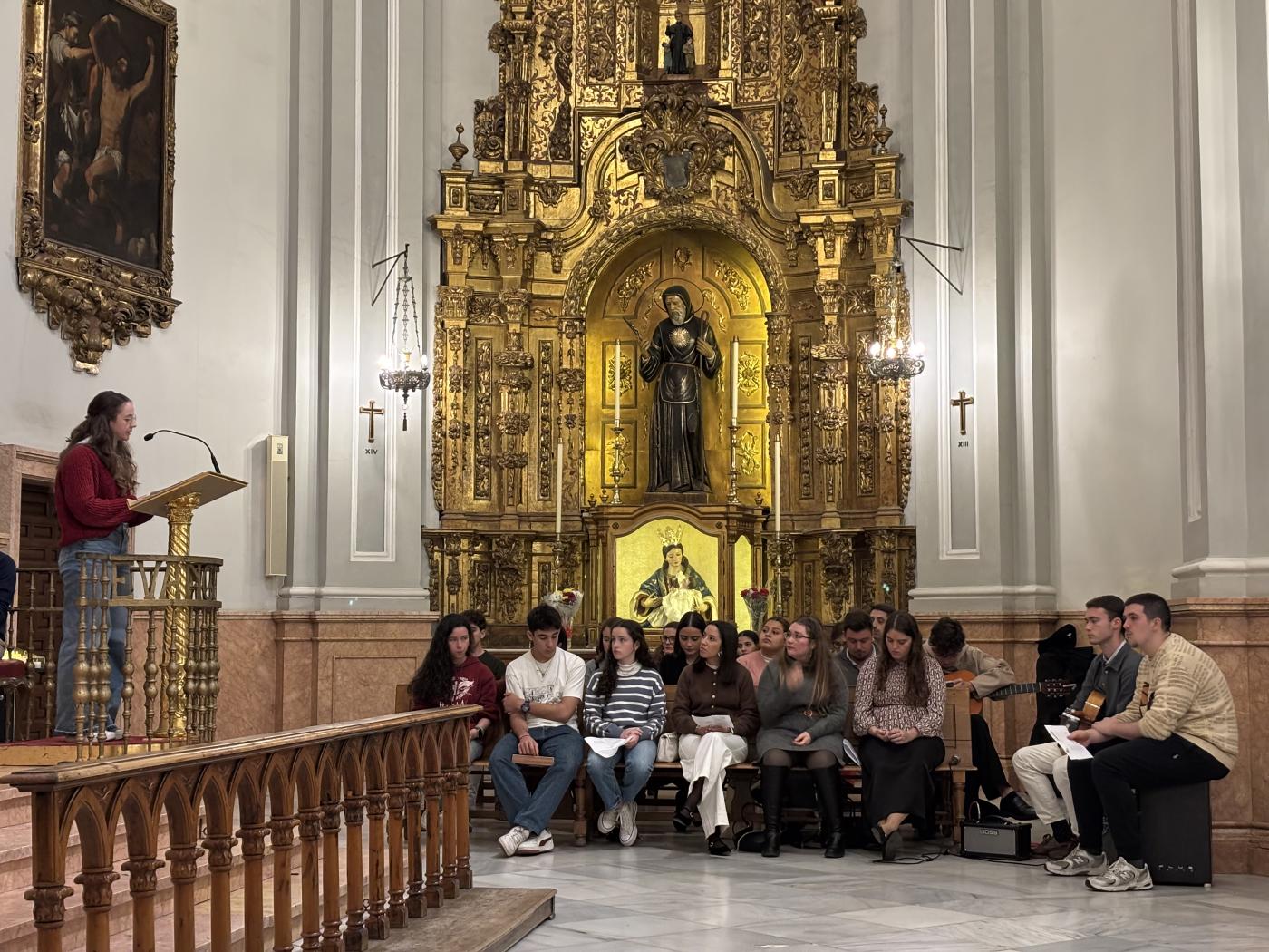 Mons. Satué a los jóvenes: «Alégrate, confía y ofrécete. El sí de María cambió la historia»