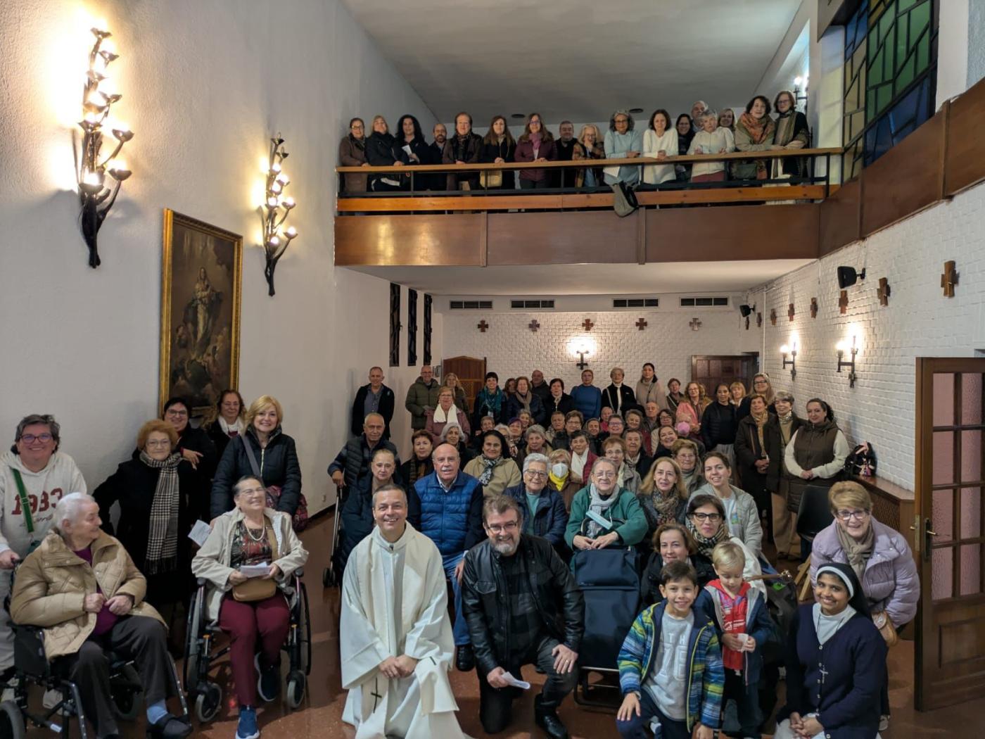 La parroquia de la Paz y Cáritas arciprestal de San Patricio atraviesan la puerta santa de Cotolengo