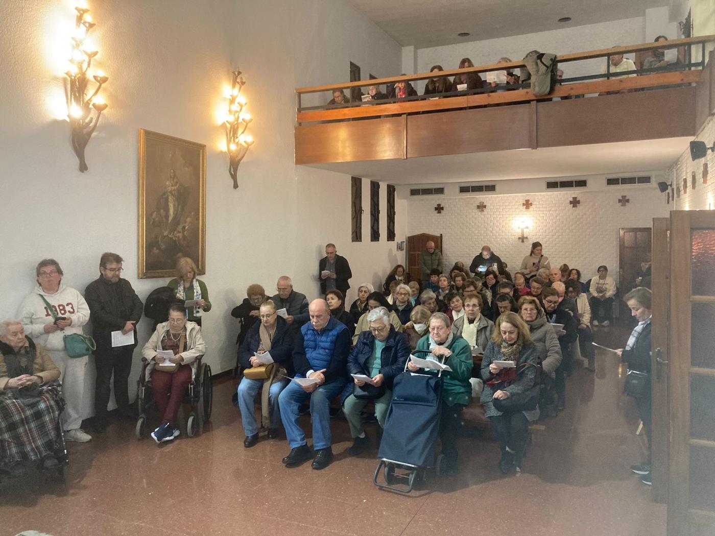La parroquia de la Paz y Cáritas arciprestal de San Patricio atraviesan la puerta santa de Cotolengo