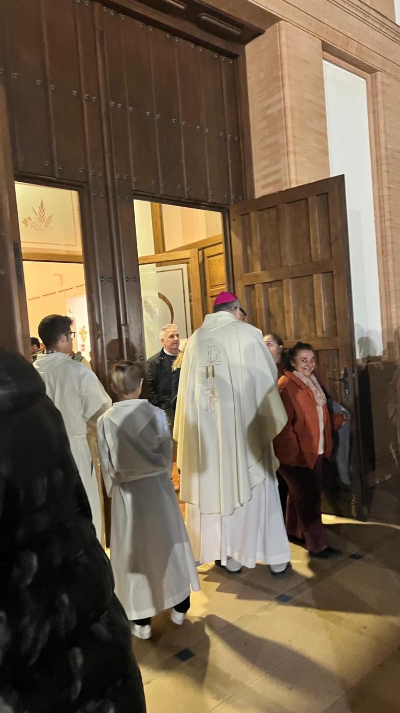 Mons. Satué visita a las familias de Estación de Cártama afectadas por las inundaciones