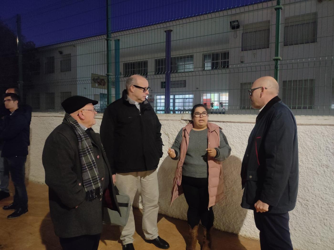 Mons. Satué visita a las familias de Estación de Cártama afectadas por las inundaciones