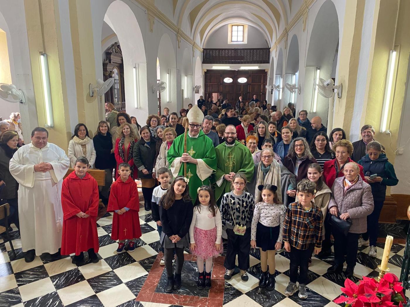 Cuevas Bajas recibe al Obispo y le ofrece su tradicional zanahoria morada