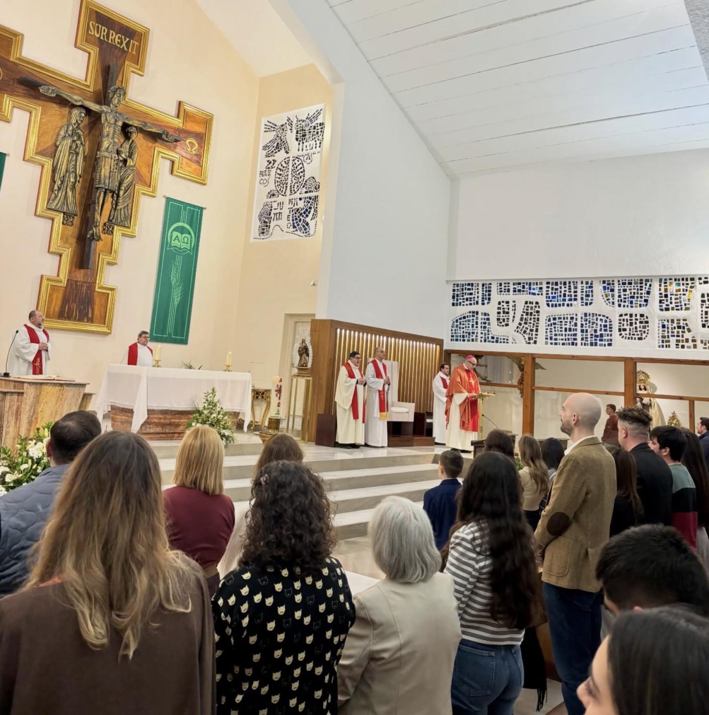 Casi cien adultos de las parroquias de Fuengirola-Torremolinos reciben el sacramento de la Confirmación