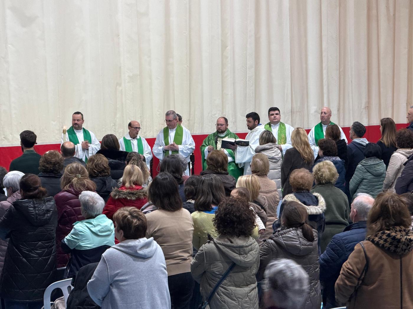 El Fuerte de Ronda ha acogido este domingo la celebración de la Eucaristía, con los vecinos de Grazalema y Ronda